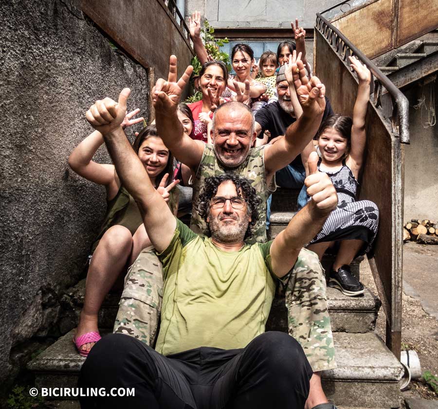En bicicleta por Georgia: Familia georgiana que me acoge en su casa