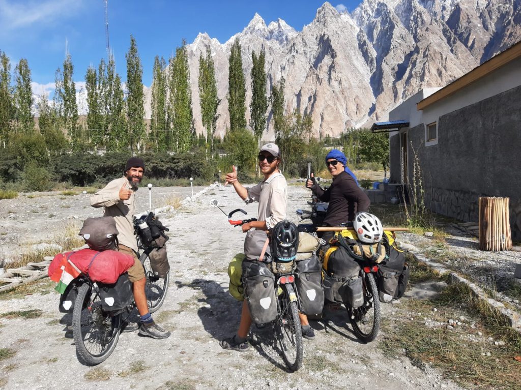 viajar-en-bicicleta-acompanado Viajar en bicicleta en equipo de tres