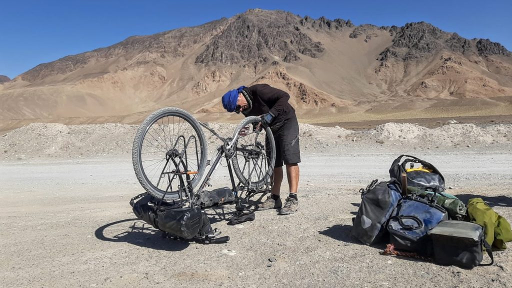 viajero-solo-en-bicicleta-problema-mecanico Viajero solo en bicicleta solucionando problema mecánico