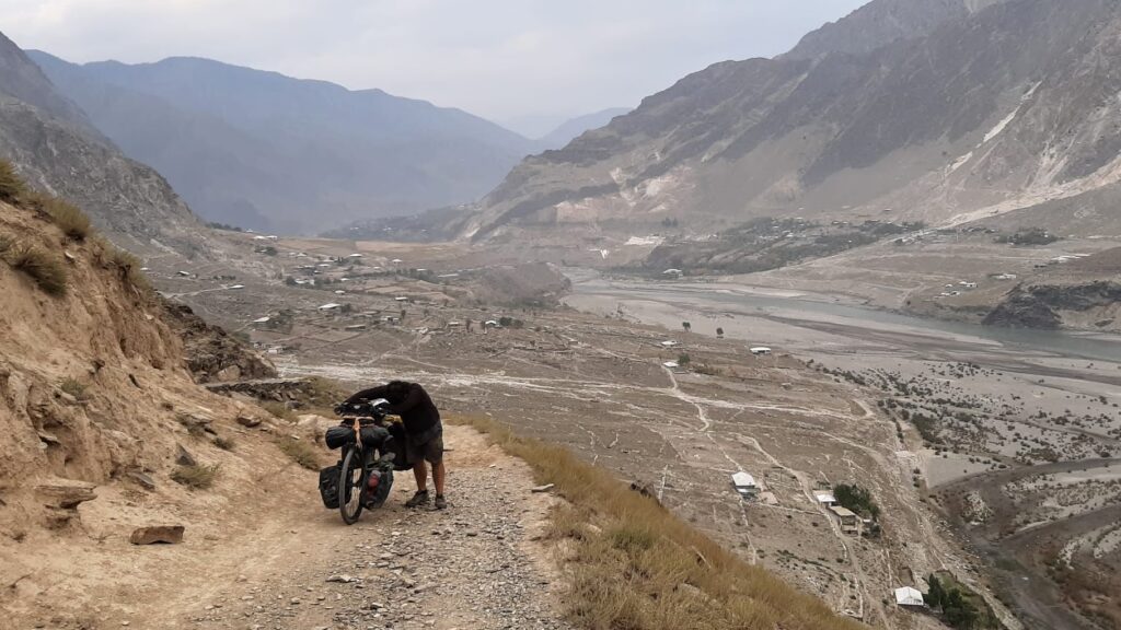 Empujando la bici en Pakistán
